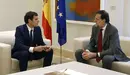 El presidente del Gobierno español en funciones, Mariano Rajoy, (d), y el presidente de Ciudadanos, Albert Rivera (i), durante la reunión que han celebrado hoy en el Palacio de La Moncloa dentro de la ronda de contactos que el jefe del Ejecutivo mantiene con el resto de fuerzas políticas de cara a formar un gobierno estable. EFE/Ballesteros