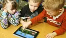 Niños juegan con una tablet. UNICEF
