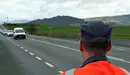 Un agente de la Policía Foral vigila el tráfico.