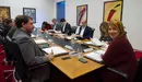 La presidenta del Parlamento de Navarra, Ainhoa Aznárez (d), que ha presidido la reunión de la Mesa y Junta de portavoces de la Cámara Foral donde han tratado la decisión de no renovar el Convenio entre el Servicio Navarro de Salud y la Universidad de Navarra para la asistencia sanitaria de sus trabajadores y familiares beneficiarios, entre otras iniciativas. EFE/Villar López