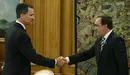 El Rey Felipe VI saluda al diputado de UPN Javier Esparza (d). EFE.