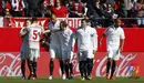 Los jugadores del Sevilla celebran el triunfo sobre el Levante.