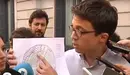 Errejón señala la zona asignada a los diputados de Podemos.