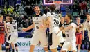 Alegría de los jugadores del Dominium Bilbao en la Coruña. Efe.