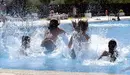 Varios niños disfrutan en una piscina. ARCHIVO