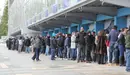 Aficionados del Alavés junto a las taquillas de Mendizorroza. Twitter.