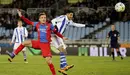 Carlos Vela remata de cabeza en el estadio de Anoeta. Efe.