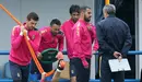 Nauzet Alemán conversa con su entrenador Quique Setién. Efe.