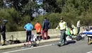 Los servicios mdicos atienden a los heridos en el accidente con dos ciclistas muertos . EFE