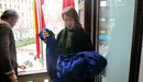 La presidenta del Parlamento retira la bandera de Europa del balcón.