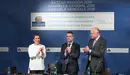 Uxue Barkos, Iñigo Urkullu y Alain Russet aplauden tras acordarse la incorporación de Navarra