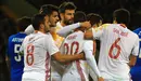 Aduriz es felicitado tras conseguir el gol del empate ante Italia. Efe.