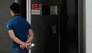 Un joven espera en la puerta del Servicio Navarro de Empleo.