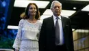 El escritor Mario Vargas Llosa y su pareja Isabel Preysler a su llegada a la cena con la que el escritor peruano y Premio Nobel de Literatura celebra su 80 cumpleaños, hoy en el madrileño Hotel Villamagna, a la que está previsto que acudan, además de amigos y familiares, diversas personalidades, entre ellas varios exdirigentes iberoamericanos. EFE/Juanjo Martín