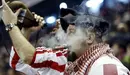 Aficionados bebiendo y fumando un puro en San Mamés. EFE