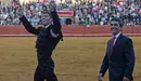 El matador de toros Manuel Escribano (i) junto al ganadero Vitorino Martín hijo tras conseguir el indulto de su segundo toro en la duodécima corrida de abono de la Feria de Abril hoy en la Real Maestranza de Sevilla. EFE/Jose Manuel Vidal