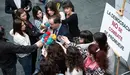 Javier Esparza, delante de la pancarta de denuncia que ha colocado UPN para reivindicar la retirada de la exposición del Parlamento foral. PABLO LASAOSA