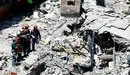 GRA339. ARONA (TENERIFE), 15/04/2016.- Los servicios de rescate continúan las labores de desescombro en el edificio derrumbado en Arona (Tenerife) en busca de las personas que aún no han sido localizadas tras el siniestro, en el que han muerto dos mujeres y cinco personas continúan desaparecidas, mientras sigue la investigación sobre las causas del desplome. EFE/Ramón de la Rocha