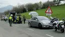 Agentes de la Guardia Civil atienden el accidente de la moto ocurrido cerca de Elizondo.