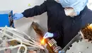 Empleados en empresa de fabricación de medicamentos.