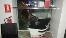 Estado que presentaba esta madrugada el vehículo estampado contra un establecimiento en Pamplona.