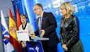 Enrique maya en una rueda de prensa acompañado por María Caballero y Ana Elizalde. PABLO LASAOSA