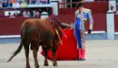 El diestro Alejandro Talavante con la muleta ante su primer toro. J.P. GANDUL. EFE