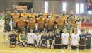 Plantilla del Aspil Vidal posando con unso chavales en Tudela.