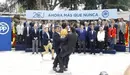 Un espontáneo irrumpe en el acto de Rajoy con sus candidatos al grito 'Sois la mafia'.