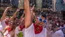 Varias personas festejan el lanzamiento del Chupinazo de San Fermín. Sanfermines 2015. ÍÑIGO ALZUGARAY