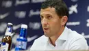GRA250. MÁLAGA, 25/05/2016.- El técnico y exjugador pamplonés Javi Gracia, en rueda de prensa hoy en el estadio malagueño de La Rosaleda, donde se ha despedido como entrenador del Málaga al haberse comprometido con el Rubin Kazán, de lo que ha dicho "ha sido una decisión muy difícil de tomar" por todo lo que el club malagueño ha hecho por él, pero indicó que el equipo ruso le ha hecho "una oferta irrechazable". EFE/Daniel Pérez