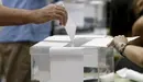 Un ciudadano deposita su voto en la urna electoral. EFE