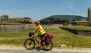 Un peregrino circula en bicicleta por la Vuelta del Castillo de Pamplona. IÑIGO ALZUGARAY