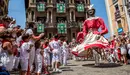 Los giantes americanos de Pamplona bailan en la plaza del Ayuntamiento durante San Fermín en los Sanfermines de 2015. ÍÑIGO ALZUGARAY