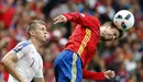 Gerard Piqué cabecea un balón durante el partido.