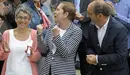 Los candidatos de Geroa Bai en las elecciones del próximo día 26, Daniel Innerarity (d) y Anika Luján (2i), apoyados por la presidenta del Gobierno de Navarra, Uxue Barkos (2d). EFE/Villar López