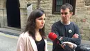 Los candidatos de Unidos Podemos Ione Belarra y Eduardo Santos, junto a la Cámara de Comptos.