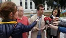 Eduardo Santos comparece ante los medios junto a  Ione Belarra y Aitor Pescador.