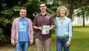 Tres de los autores del libro, profesores de la UPNA, De izq a dcha, Bosco Imbert Rodríguez, Juan A Blanco Vaca, con el libro, y Rosa María Canals Tresserras