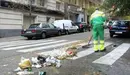 Trabajador de la limpieza barriendo en la calle. RAÚL REJÓN