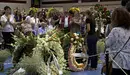 La viuda del torero Víctor Barrio, Raquel Sanz , le da su último adiós en la capilla ardiente en el polideportivo de Sepúlveda, en Segovia. EFE. PABLO MARTÍN