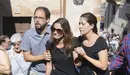 Raquel Sanz, viuda del torero Víctor Barrios, acompañada por familiares en el funeral oficiado en Sepúlveda. EFE. PABLO MARTÍN