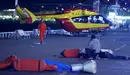 Momento en el que se atiende a alguno de los heridos del atentado en Niza (Francia. REUTERS