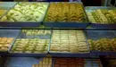 Vitrina con bollería en una pastelería.