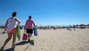 Una pareja llega a la playa de la Malvarrosa de Valencia dispuesta a disfrutar del sol y el mar. EFEManuel Bruque