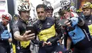 GRA013. VILLAVA (NAVARRA), 23/07/2016.- El pentacampeón del Tour de Francia, Miguel Induráin (c), se fotografía con varios corredores momentos antes de dar comienzo de la marcha cicloturista que lleva su nombre, más conocida como 'La Induráin' que hoy cumple su edición número 25, con la participación de 1.800 corredores, y que se creó en 1992 en homenaje al primero de los cinco Tour de Francia logrados por el ciclista navarro Miguel Induráin. EFE/Villar López
