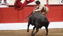 El diestro Gonzalo Caballero sufre una cogida en un momento de la corrida toros en la plaza de Cuatro Caminos de Santander con toros de la ganadería de El Tajo y La Reina. EFE/ Pedro Puente Hoyos
