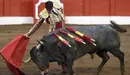El diestro Alejandro Talavante da un pase de muleta en el último día de la Feria de Santiago. EFE/ Pedro Puente Hoyos