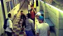 Momento en el que el joven ataca al otro con la botella en el metro de Barcelona. EP