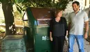 Aritz Ayesa, presidente de la Mancomunidad de la Comarca de Pamplona, y Carmen Lainez, directora del área de residuos, con un quinto contenedor y contenedor de compostaje